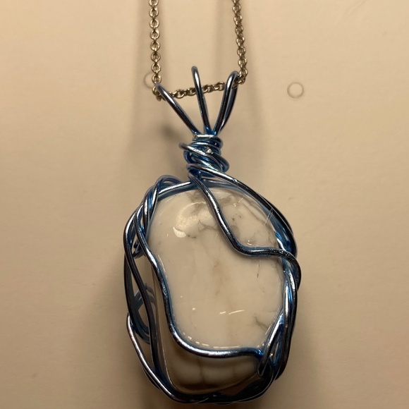 Howlite wire wrapped pendant - Picture 5 of 5
